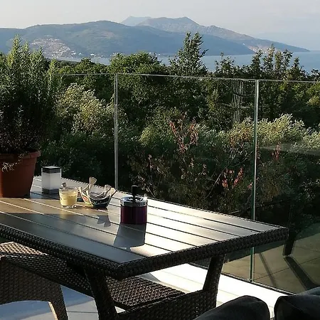 Remarkable 3-bedroom In Apartment *
