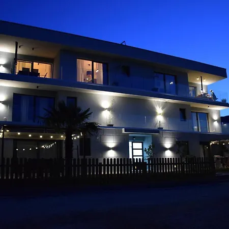 Апартаменты 3 Bed Flat - Sleeps 6 - Garden - Parking - Wifi Рабац