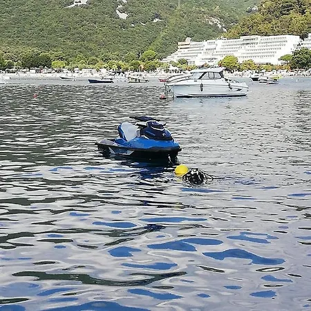 3 Bed Flat - Sleeps 6 - Garden - Parking - Wifi *