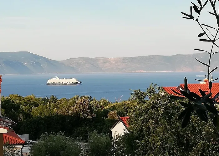 Lejlighed 3 Bed Flat - Sleeps 6 - Garden - Parking - Wifi Rabac