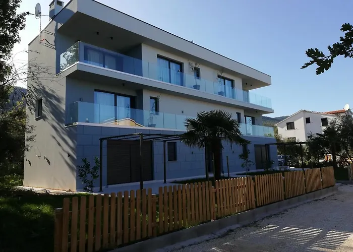 3 Bed Flat - Sleeps 6 - Garden - Parking - Wifi Rabac