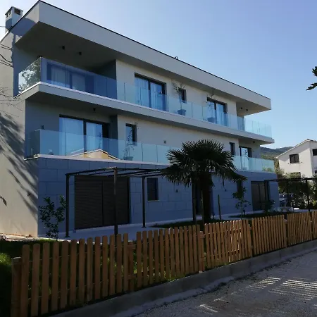 3 Bed Flat - Sleeps 6 - Garden - Parking - Wifi Rabac